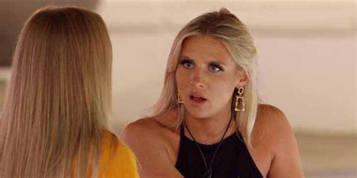 Chloe Burrows – Who is Love Island Star Chloe Burrows dating with? Age, Bio, Wiki, Career, Net Worth, Youtube, Sister &amp; Instagram!