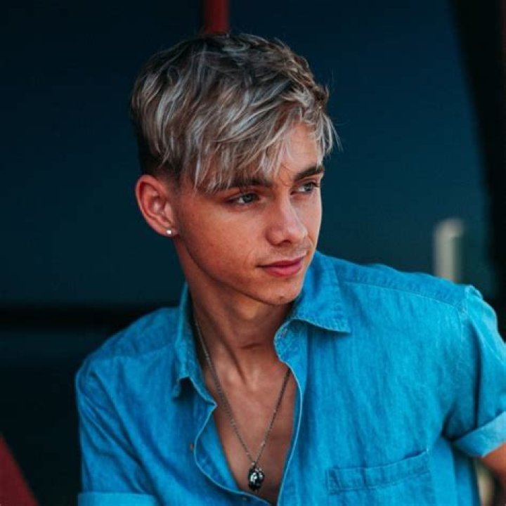 Corbyn Besson Height, Weight, Net Worth, Age, Birthday, Wikipedia, Who, Nationality, Biography