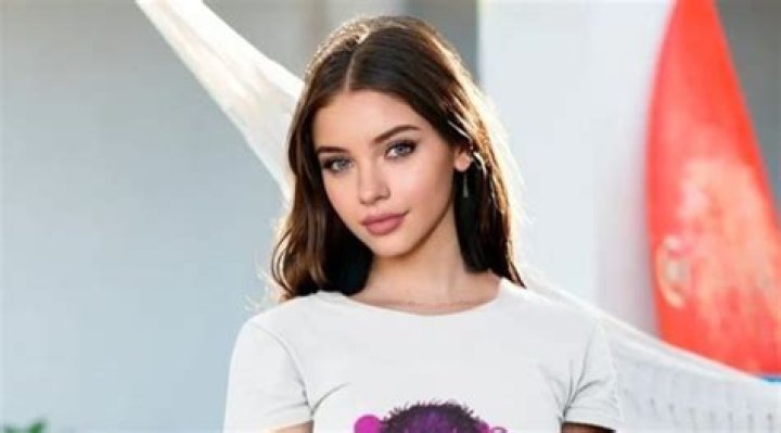Emily Yoo Height, Weight, Net Worth, Age, Birthday, Wikipedia, Who, Nationality, Biography