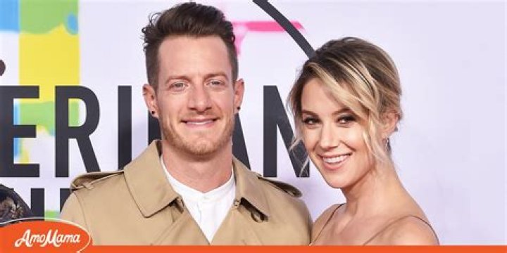 Hayley Stommel – Celebrity Wife, Podcast Host, Blogger | Wiki, Age, Height, Net Worth, Relationship, Ethnicity, Career