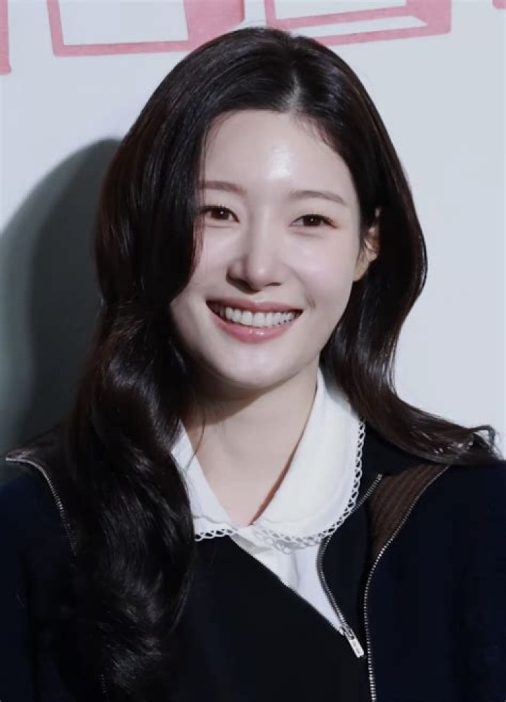 Jung Chae-yeon – Actress, Singer | What Was Her First Song? Wiki, Age, Height, Net Worth, Relationship, Ethnicity, Career
