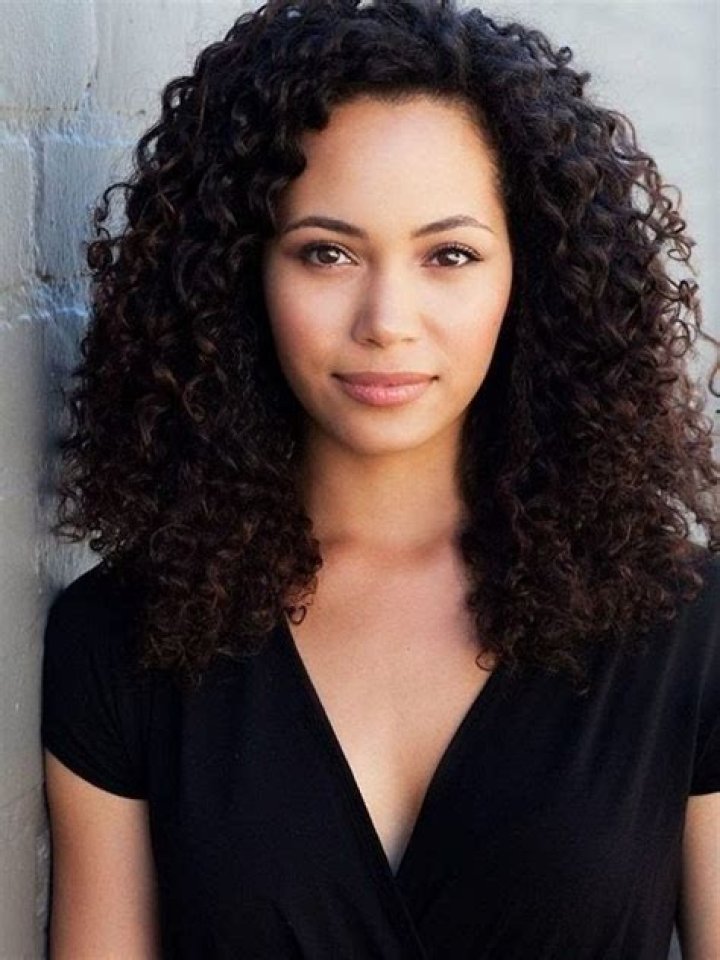 Mia Isaac – Actress, Director, Writer | How Tall is She? Wiki, Age, Height, Net Worth, Relationship, Ethnicity, Career