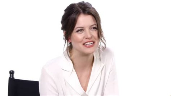 Sara Waisglass’s Sexuality Rumors And Her Admirable Sisterly Bond