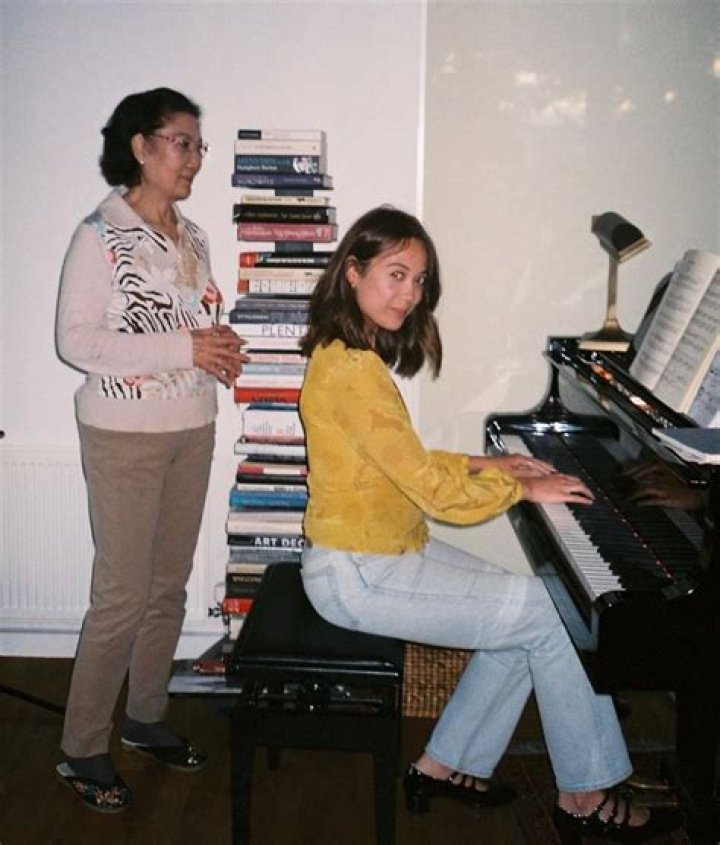 Suzie Villeneuve Biography, Facts, Net Worth, Songs, Albums, Awards, Age, Wiki, Family, Relationship, Twin, Sister, Nationality, Career, Height, Tour