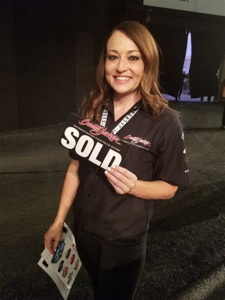 What do we know about “Soldstickergirl” Elaine Beezy? Barrett-Jackson Auction, Wiki, Net Worth, Age, Husband